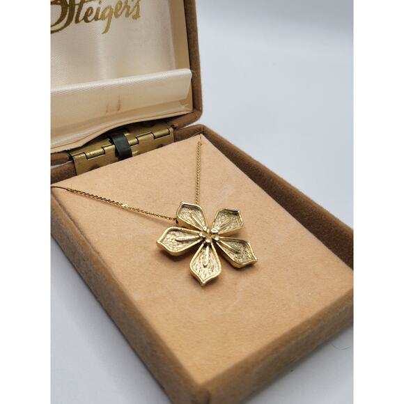 Vintage Steiger’s Gold Tone Flower Pendant Necklace in Original Box - Picture 2 of 6